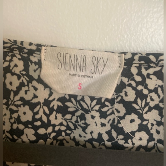 Flattering Floral Blouse - Picture 2 of 4